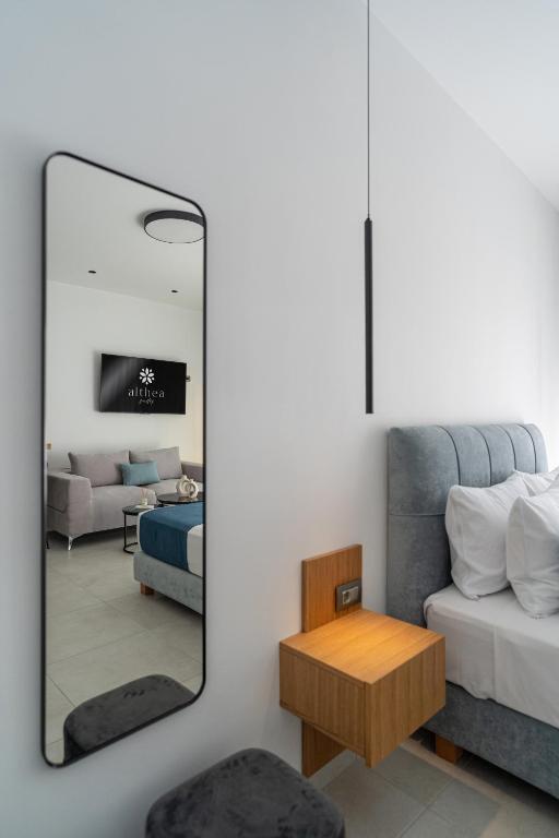 Postel nebo postele na pokoji v ubytování Althea Suites