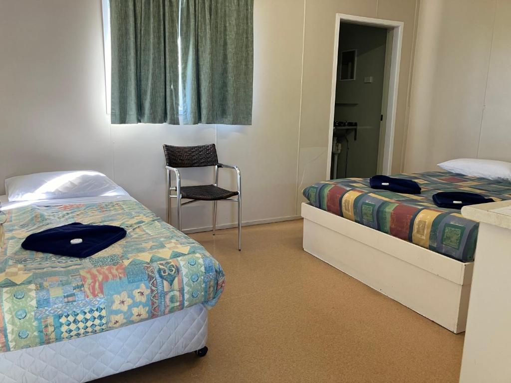 Postel nebo postele na pokoji v ubytování Cloncurry Caravan Park Oasis