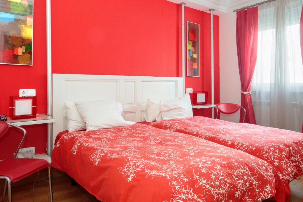 A bed or beds in a room at Hostal Adria Santa Ana