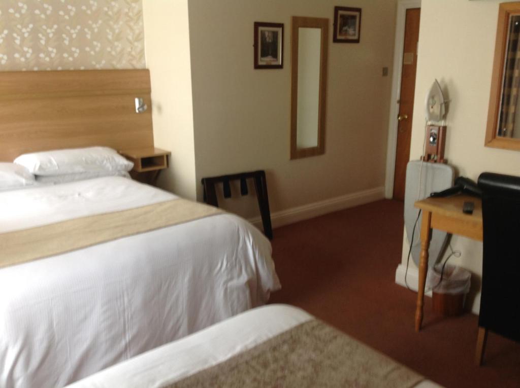 Postel nebo postele na pokoji v ubytování Templemore Arms Hotel