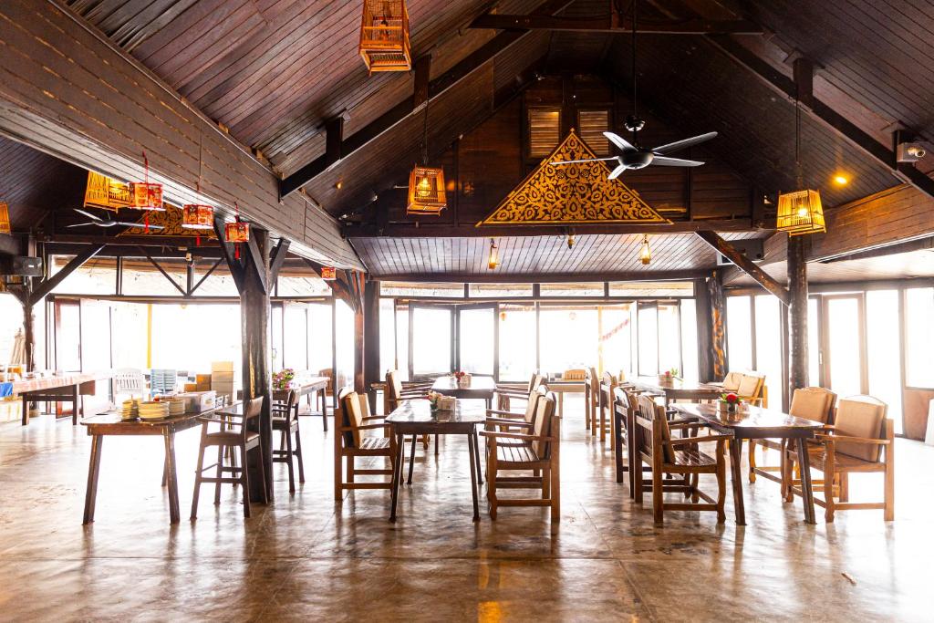 Restaurace v ubytování Lipa Lodge Beach Resort