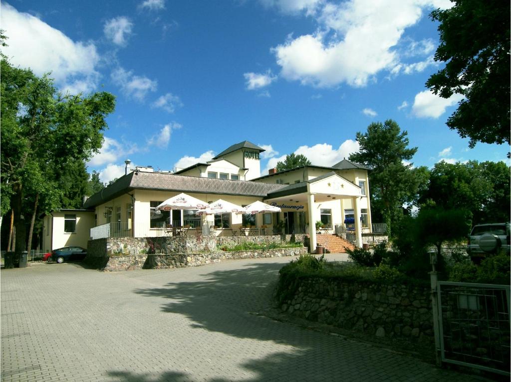 a large house with a stone wall at Hotel Dlugie in Strzelce Krajeńskie