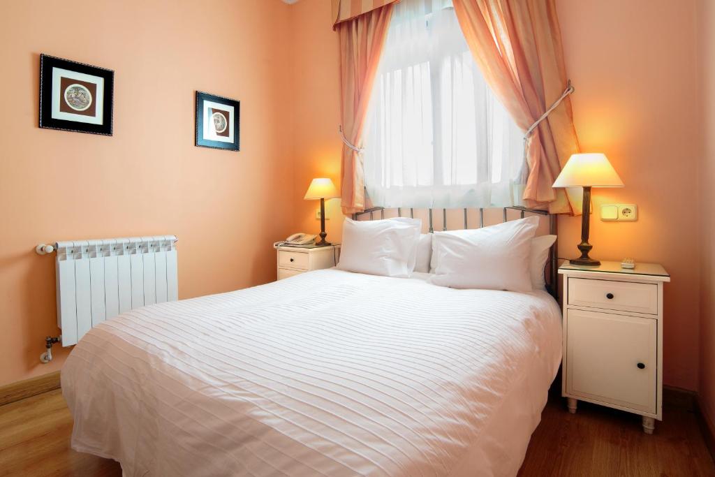 A bed or beds in a room at Hostal Adria Santa Ana