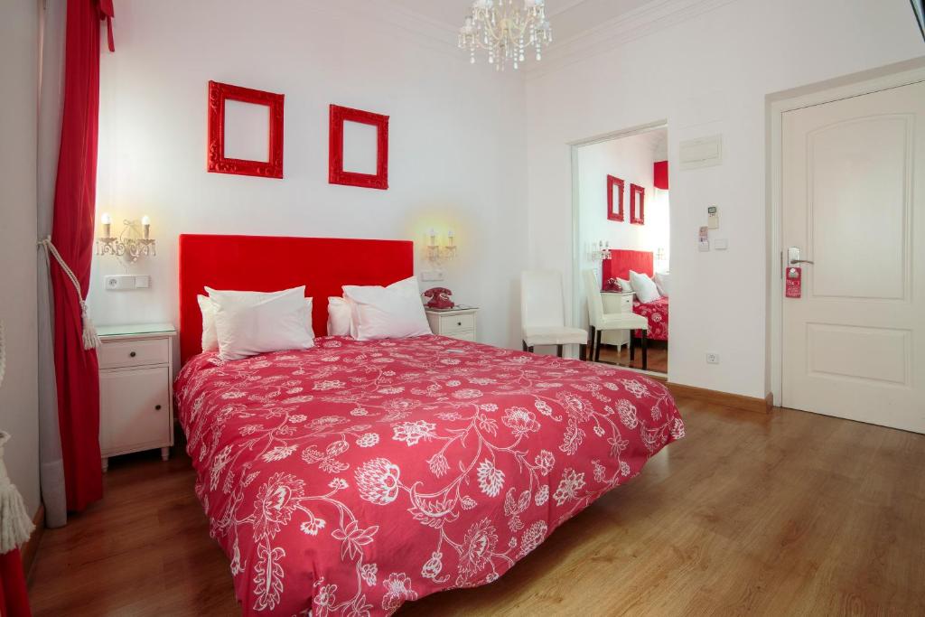 A bed or beds in a room at Hostal Adria Santa Ana