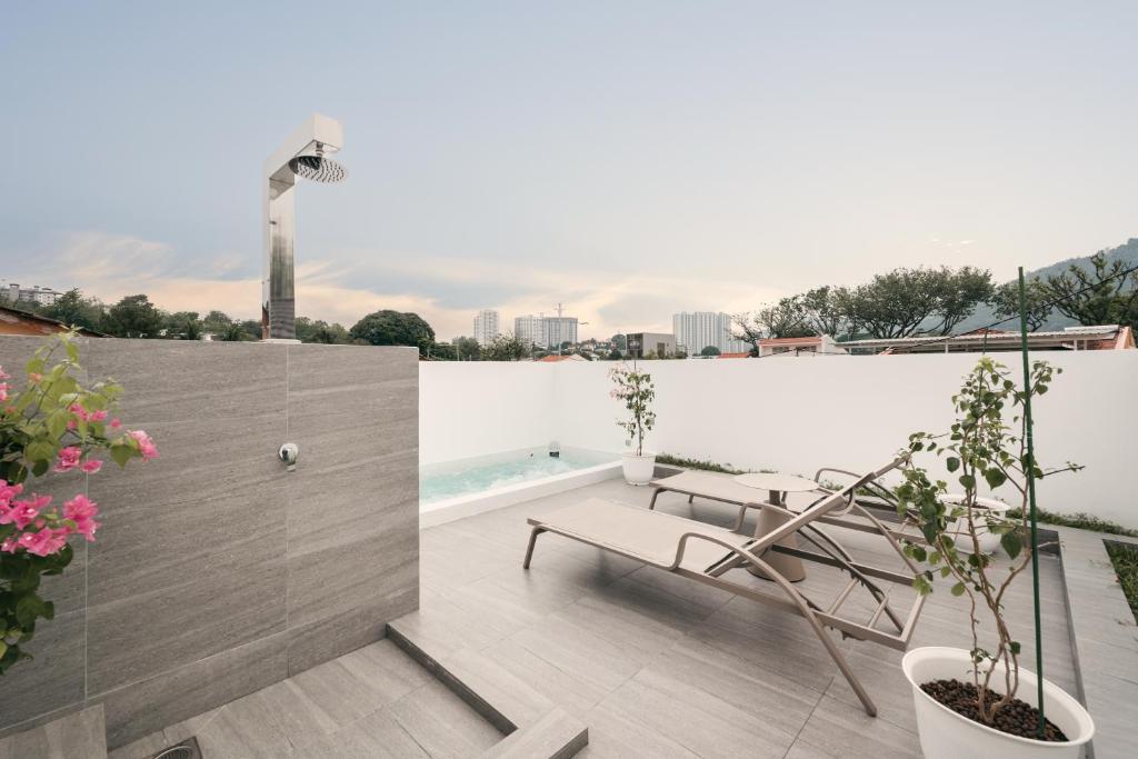 Bassein majutusasutuses Romantic Rooftop Jacuzzi Villa with Sunset Views või selle lähedal