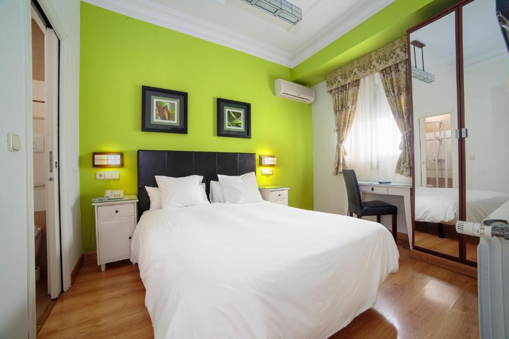 A bed or beds in a room at Hostal Adria Santa Ana