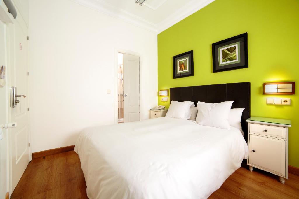 A bed or beds in a room at Hostal Adria Santa Ana