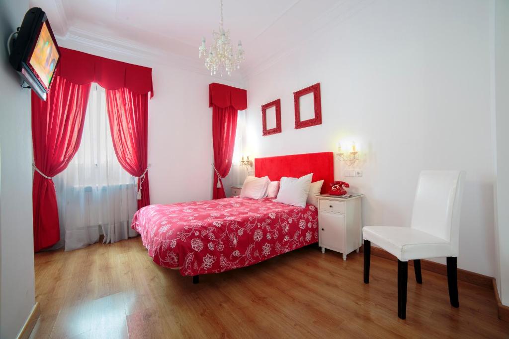 A bed or beds in a room at Hostal Adria Santa Ana