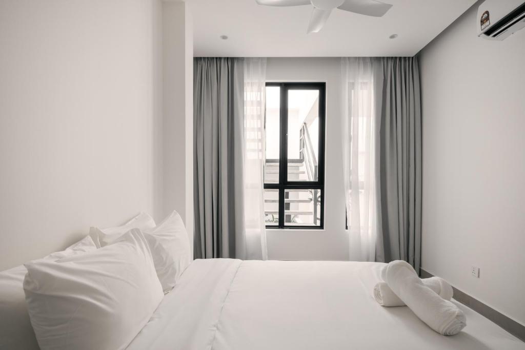 Voodi või voodid majutusasutuse Romantic Rooftop Jacuzzi Villa with Sunset Views toas