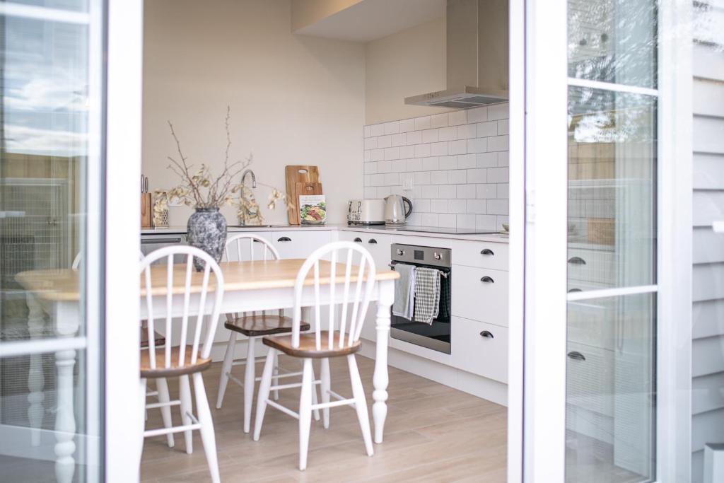 3 Bed Family Retreat Classic Charm With Park Views - Resim 17