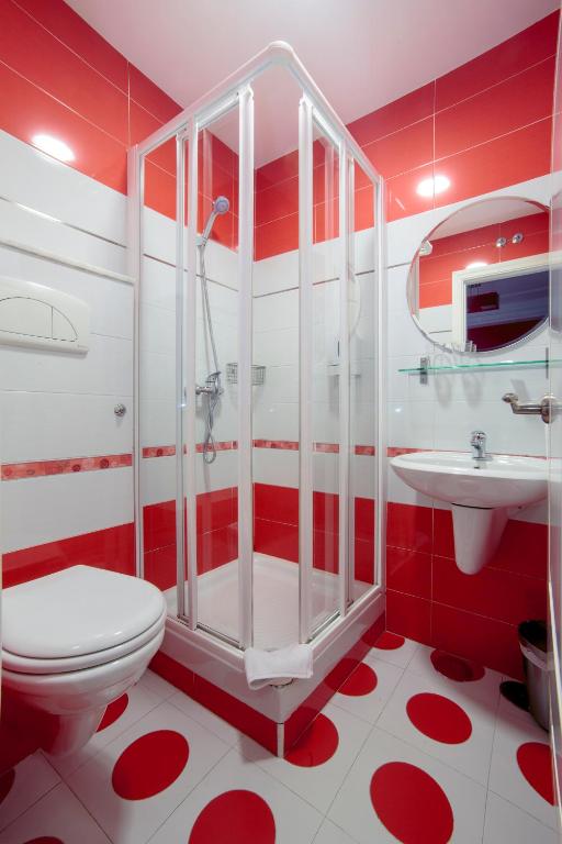 A bathroom at Hostal Adria Santa Ana