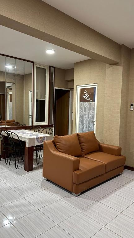 Posezení v ubytování Apt 09 Puncak Dharmahusada 3BR Free Wifi Netflix
