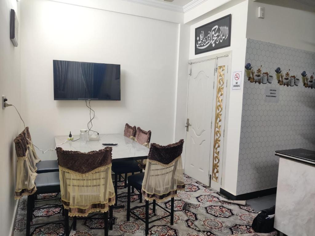 TV a/nebo společenská místnost v ubytování XINJIANG HOTEl