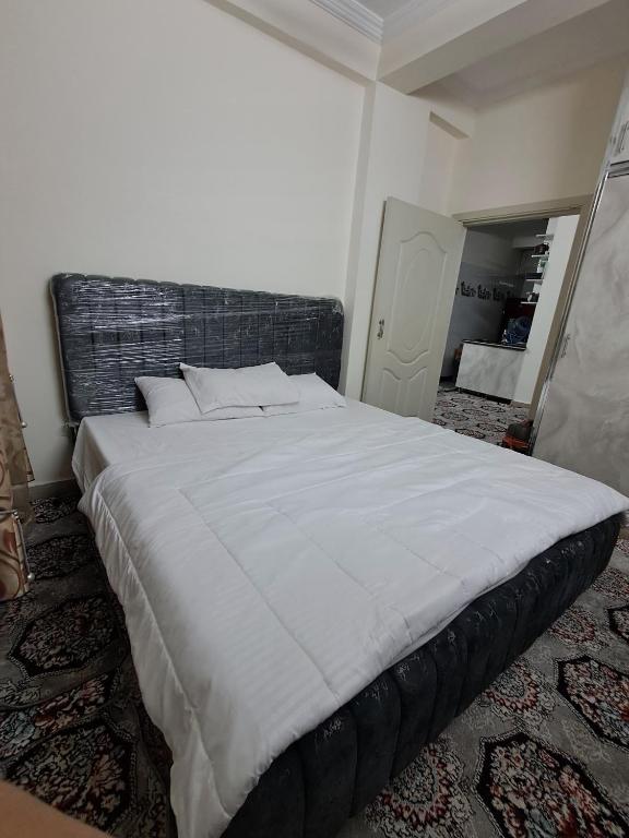 Postel nebo postele na pokoji v ubytování XINJIANG HOTEl