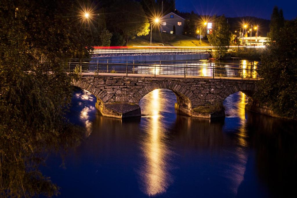 Výhled na řeku, která protéká v blízkosti hotelu