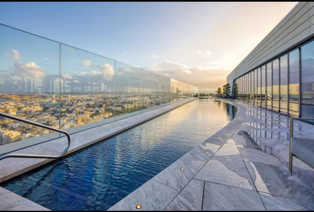 Bazén v ubytování Mercury Tower Suites nebo v jeho okolí