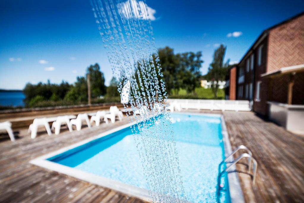 Bazén v ubytování First Hotel Bengtsfors nebo v jeho okolí