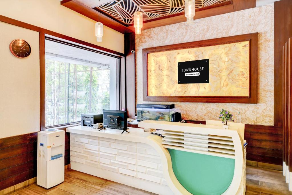 TV a/nebo společenská místnost v ubytování Super Townhouse Mysore Central