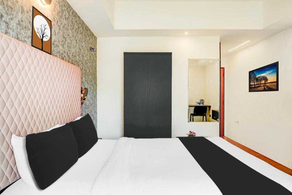 Postel nebo postele na pokoji v ubytování Super Townhouse Mysore Central