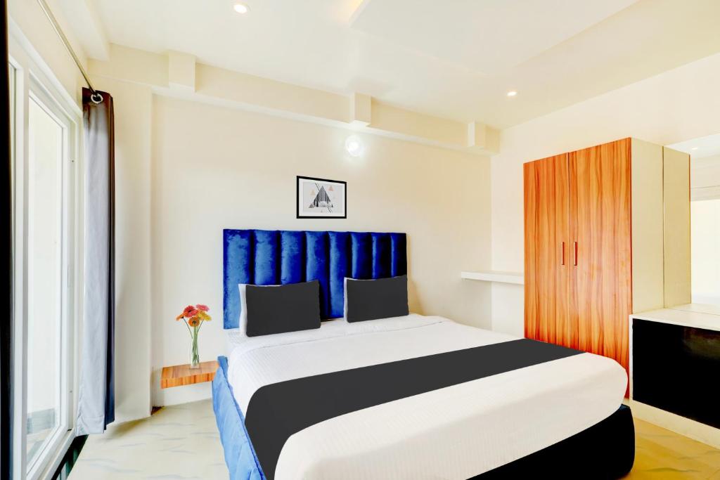 Postel nebo postele na pokoji v ubytování Super Townhouse Mysore Central