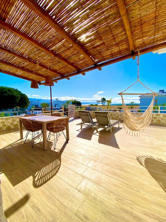 Balkón alebo terasa v ubytovaní Boho Nomad Seaview Detached House