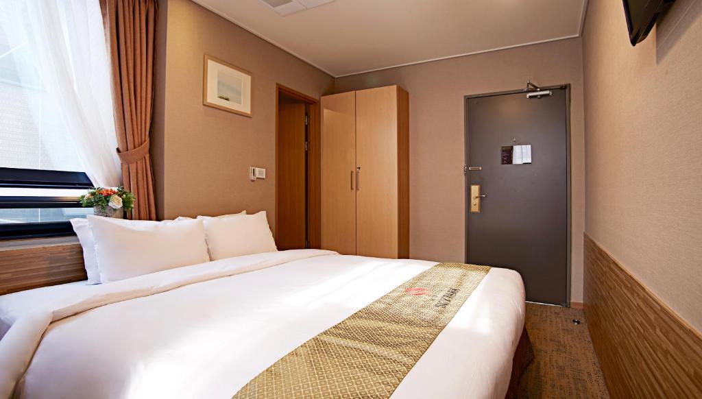 Postel nebo postele na pokoji v ubytování Hotel Skypark Myeongdong 2