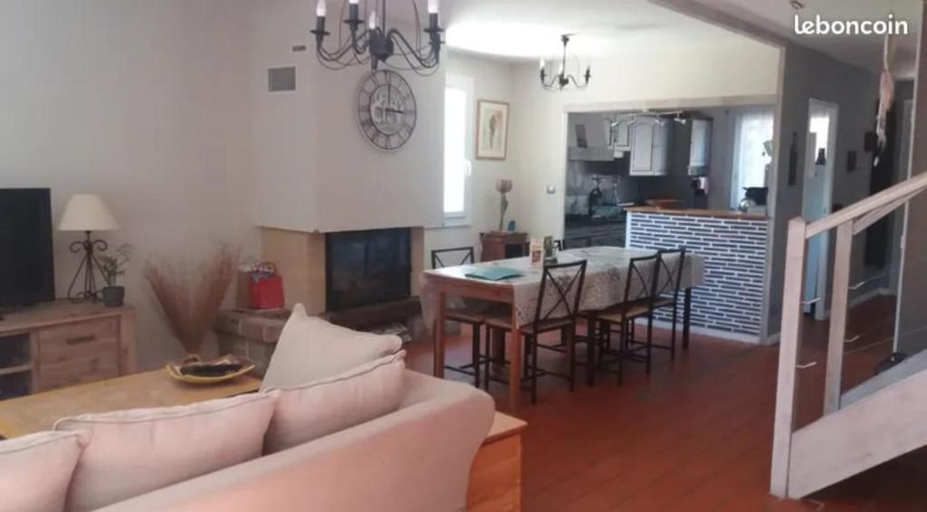 un salon avec un canapé et une table dans l'établissement Chez Nat, à Toulon