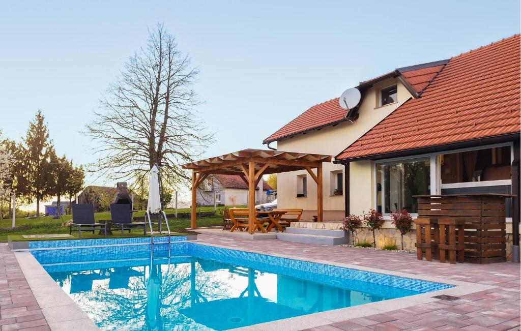 Bazén v ubytování Four-Bedroom Holiday Home In Pregrada nebo v jeho okolí