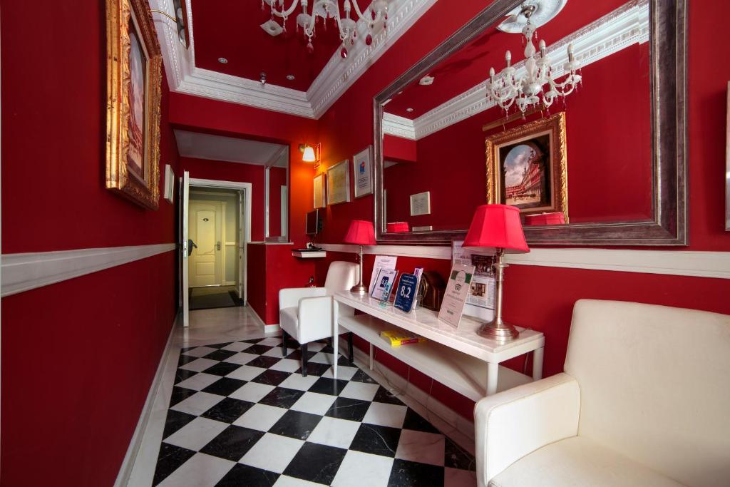 A seating area at Hostal Adria Santa Ana