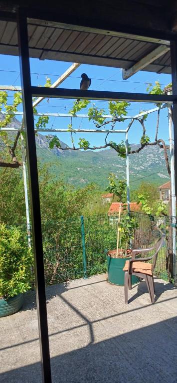 Vista generica sulle montagne o vista sulle montagne dall'interno dell'agriturismo
