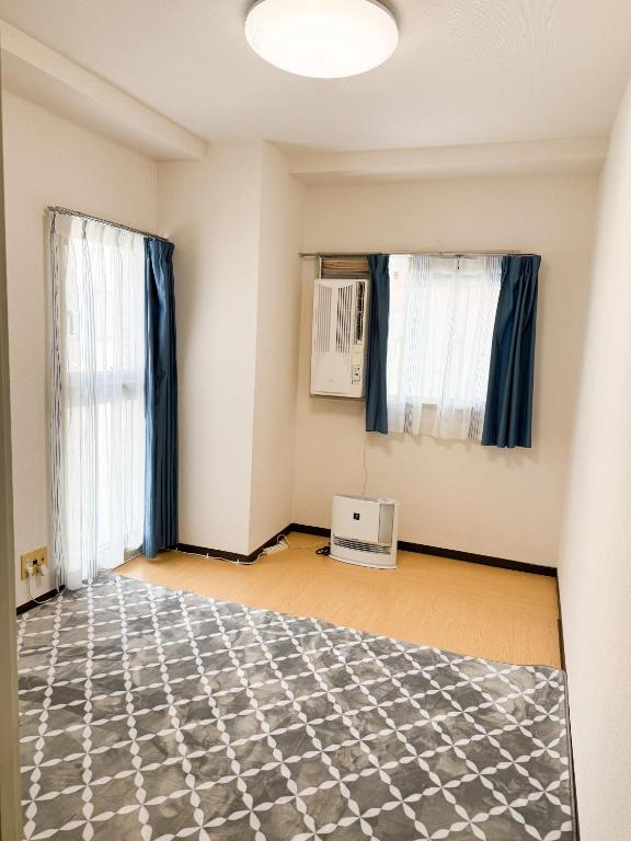 Postel nebo postele na pokoji v ubytování 大曽根駅から徒歩5分人工温泉が24時間楽しめてナゴヤドームまで徒歩で行く事が出来ます