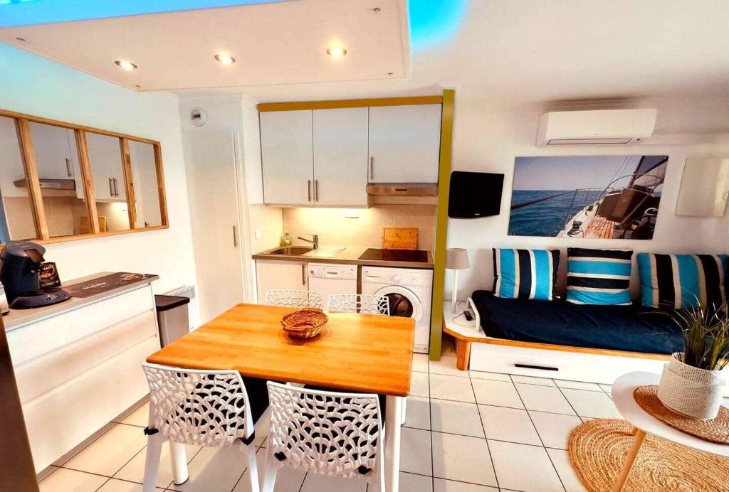 Posezení v ubytování Dans un cadre d'exception, Vue mer panoramique à Agay Côte d'Azur, Village Vacances Cap Estérel, T2 avec jardin, golf, climatisation, Wifi, 5 piscines