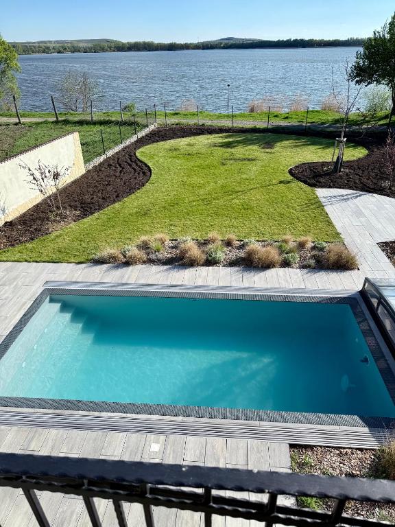 Bazén v ubytování Villa with pool by the lake Mušovské jezero nebo v jeho okolí