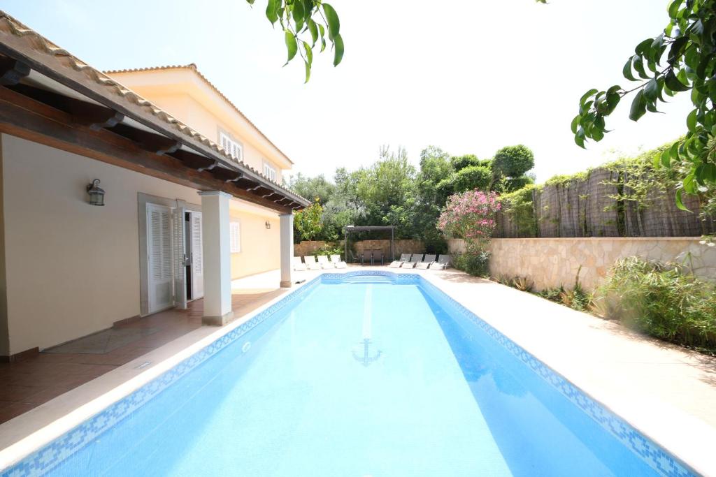 una piscina en el patio trasero de una casa en Your Island Villa Son Serra, en Son Serra de Marina