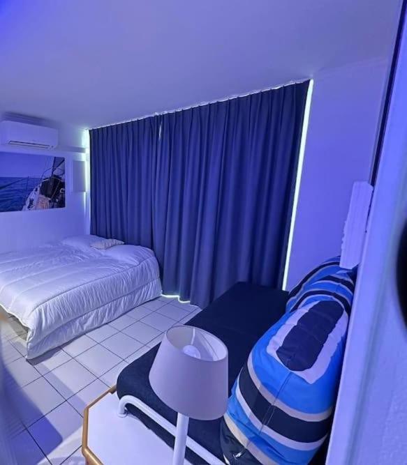 Postel nebo postele na pokoji v ubytování Dans un cadre d'exception, Vue mer panoramique à Agay Côte d'Azur, Village Vacances Cap Estérel, T2 avec jardin, golf, climatisation, Wifi, 5 piscines