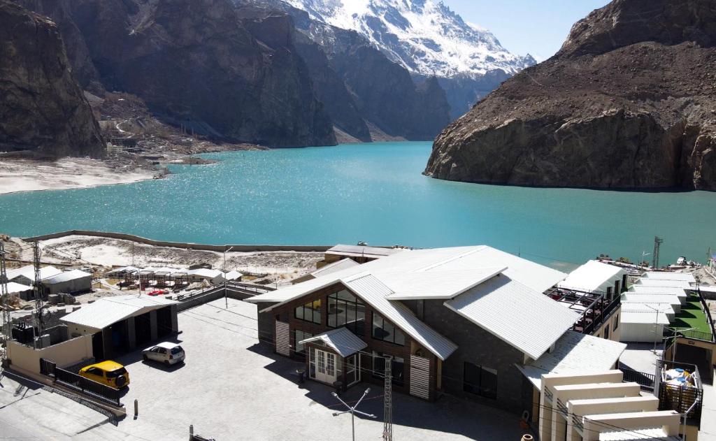 罕萨Lodges By Baron Hunza Attabad Lake的山 ⁇ 湖畔度假屋