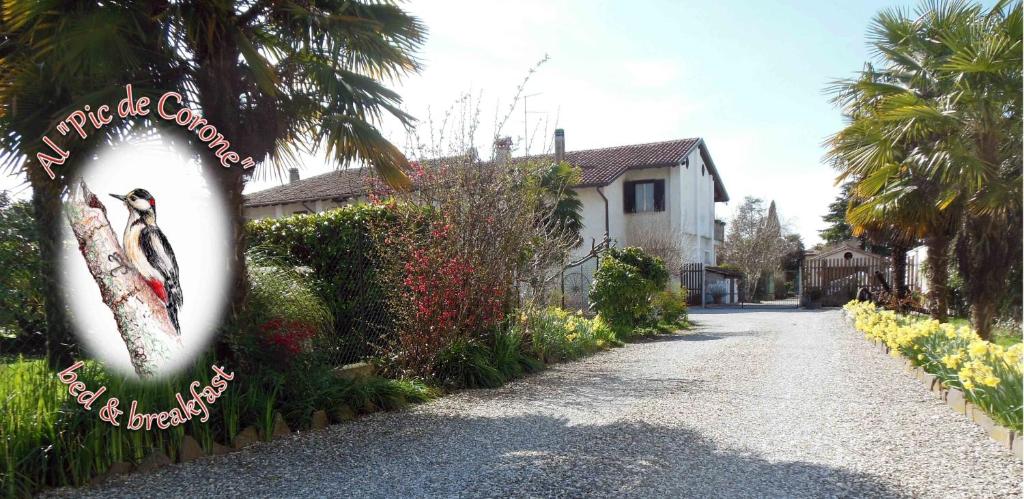 a sign for a house with a picture of a bird at Al Pic de Corone in Terzo dʼ Aquiléia