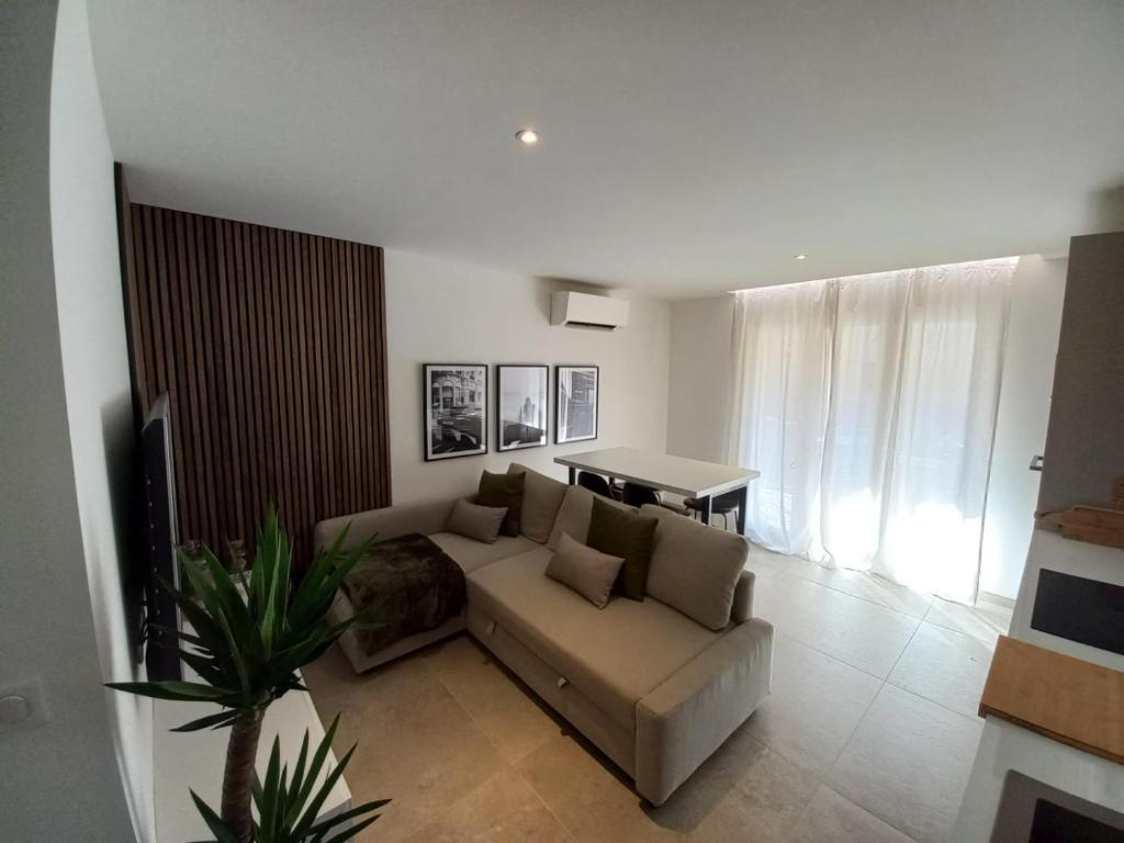 un salon avec un canapé et une table dans l'établissement Le Castillon, à Roquebrune-sur Argens