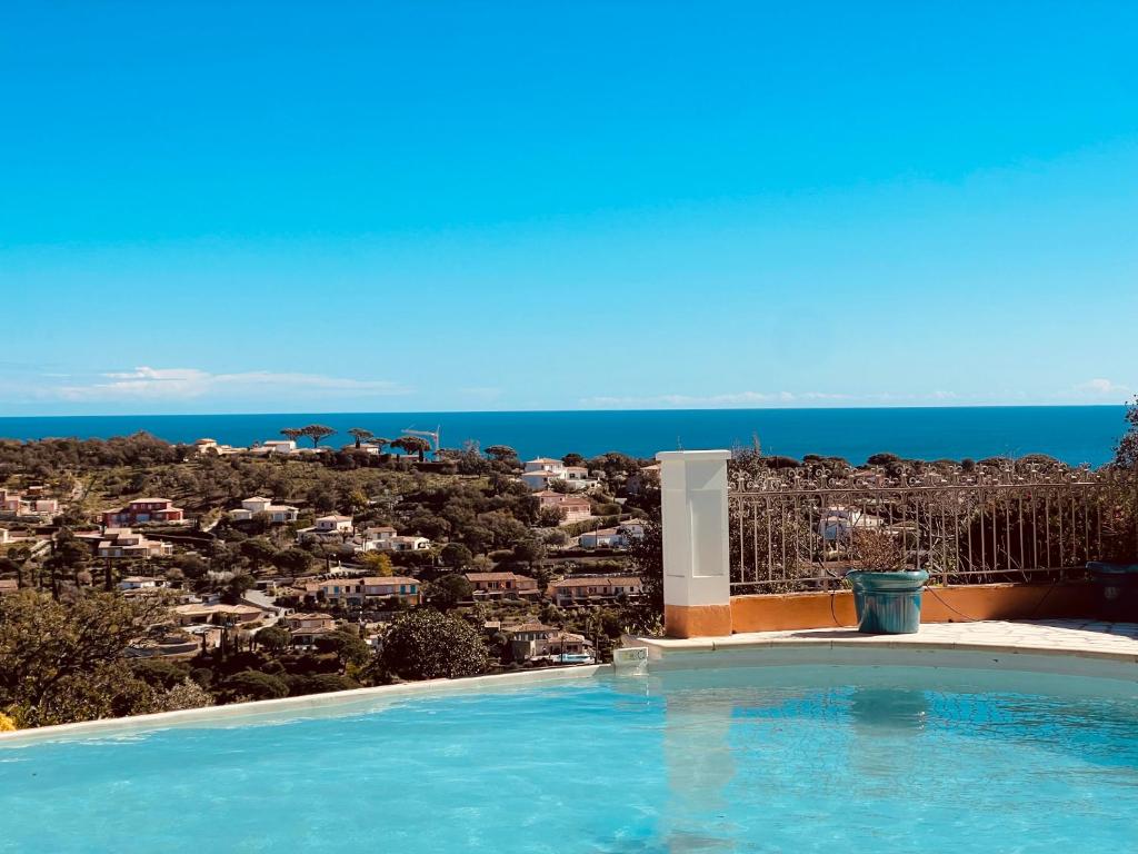 una piscina con vista sulla città di Le Golf a Sainte-Maxime
