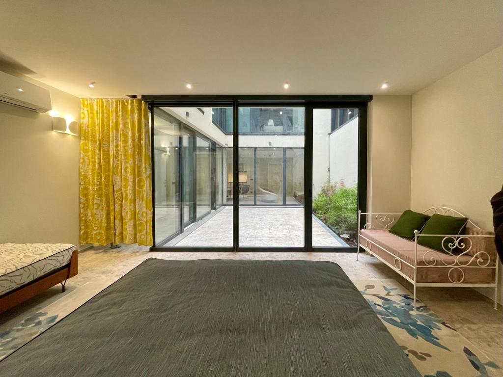 een woonkamer met een grote glazen schuifdeur bij Glass & Charme - Central Suite in Turijn