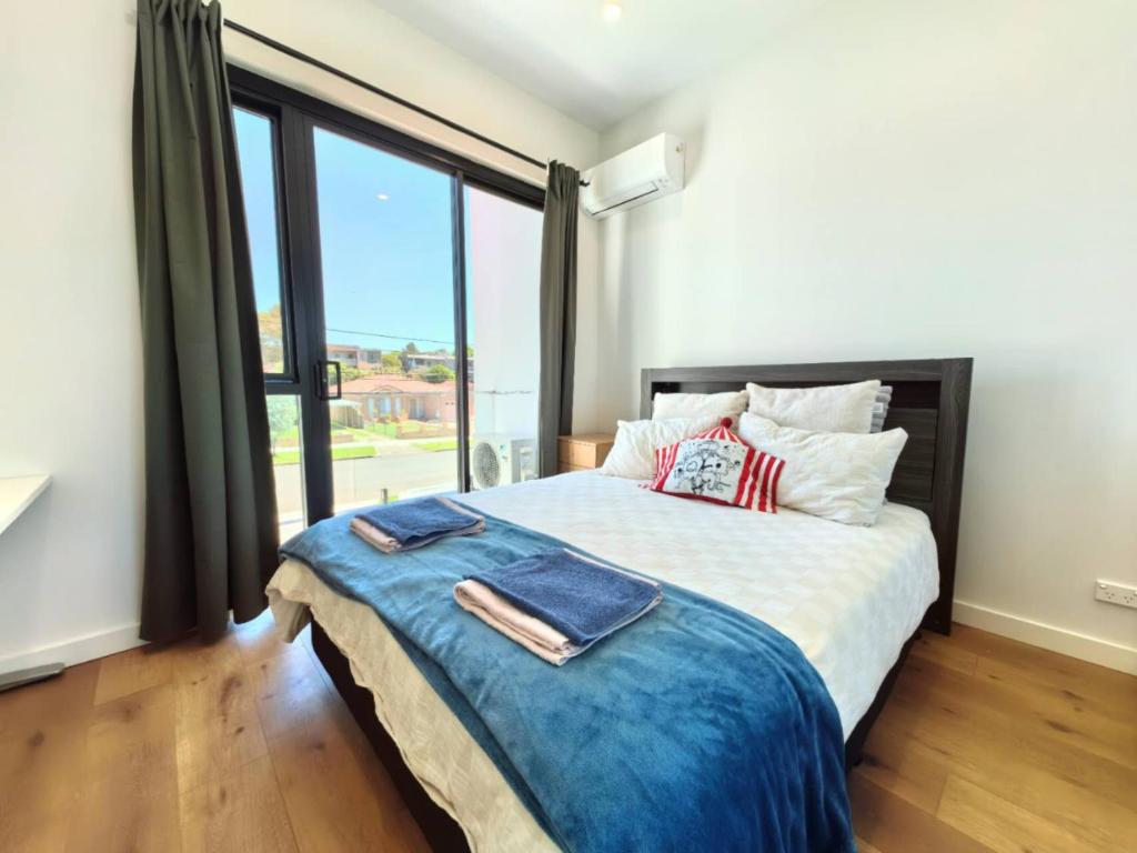 Ένα ή περισσότερα κρεβάτια σε δωμάτιο στο Bright room with queen bed and balcony near train station