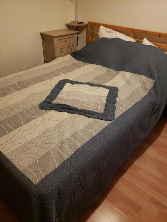 - un lit avec une couverture dans l'établissement Appartement 2 pièces 20 m2 gare Trouville, à Trouville-sur-Mer