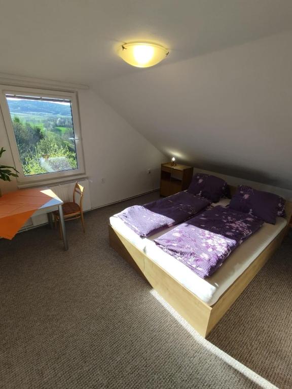 Postel nebo postele na pokoji v ubytování Chalupa U Vršitých