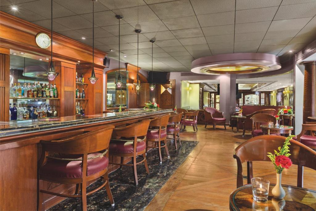 Lounge nebo bar v ubytování Ramada Plaza By Wyndham Palm Grove