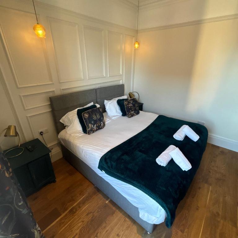 No 1 High Street Boutique Rooms - Superior King Room