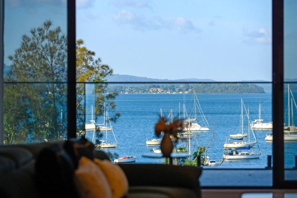 KoolewongにあるPrime Ocean Villa Floor-Ceiling & Sunrise Terraceの水に船が浮かぶ港の景色