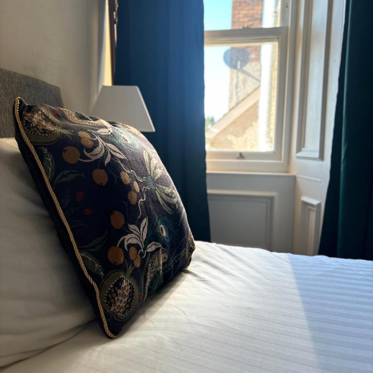No 1 High Street Boutique Rooms - Superior King Room