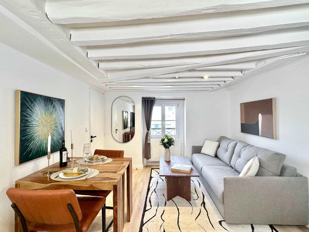 un salon avec un canapé et une table dans l'établissement Chic flat with elevator 4 guests Bourse de Paris, à Paris