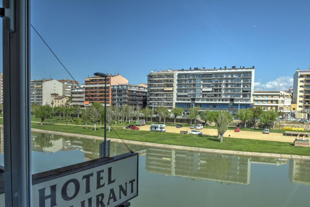 Výhled na řeku, která protéká v blízkosti hotelu