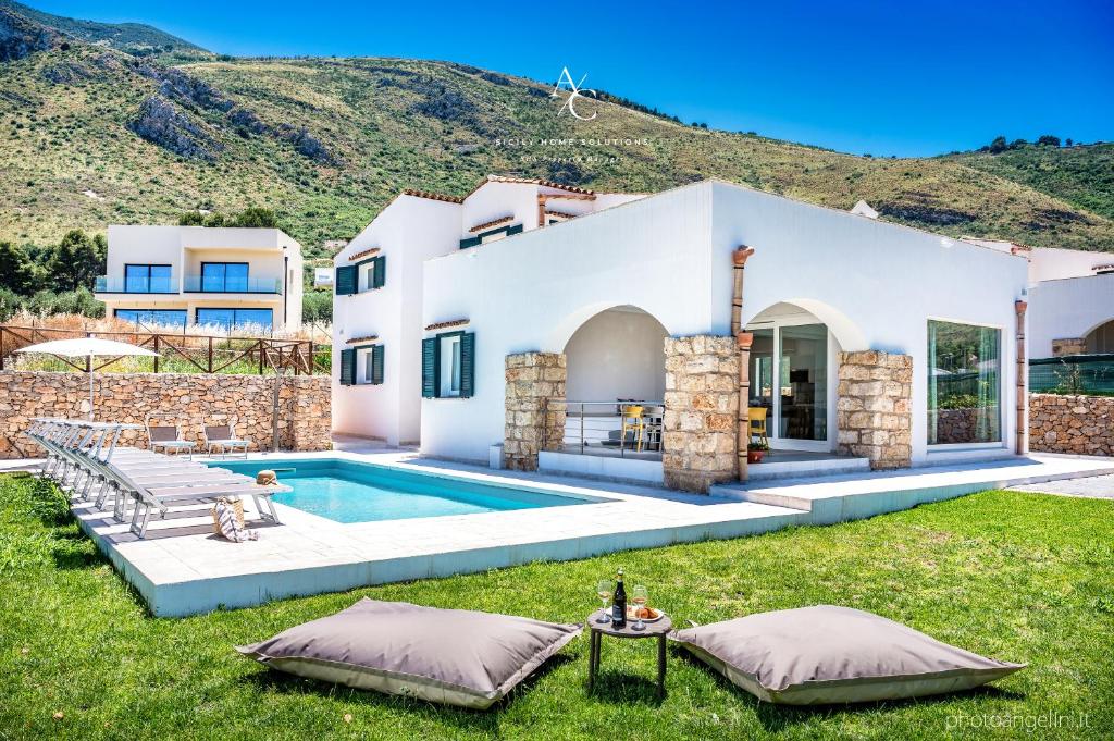 une villa avec piscine et une maison dans l'établissement VILLA AGLEA Luxury By Sicily Home Solutions, à Castellammare del Golfo